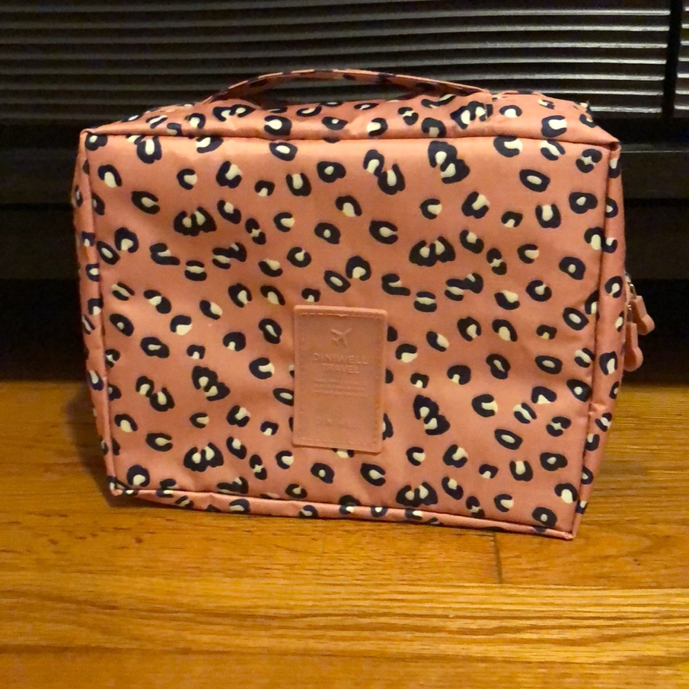 Pink leopard cosmetics/toiletry case